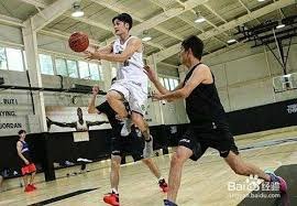 尴尬，掘金替补竟为詹姆斯起立鼓掌